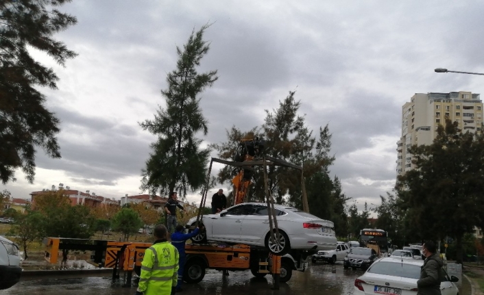 Su taşkınının ardından araçlar çekiliyor