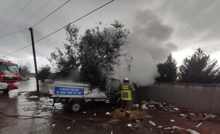 Tüp bayiine ait boş kamyonet alevlere teslim oldu