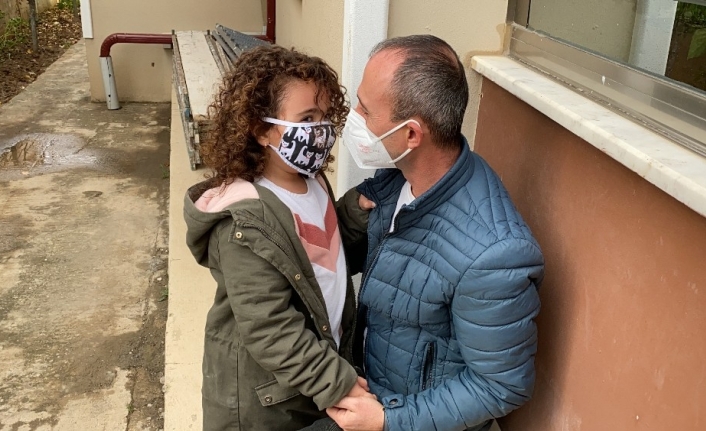 Türkiye’yi ağlatmıştı...Minik Ecem sağlıkçı babasına işte böyle kavuştu