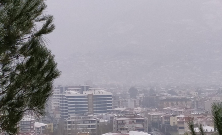 10 yıl aranın ardından Tire merkeze kar yağdı