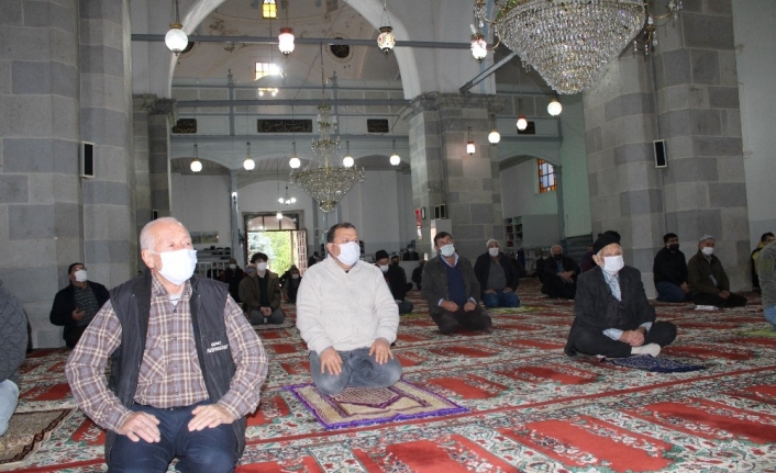 622 yıllık tarihi Bergama Ulu Camii’nde yeni yılın ilk cuma namazı