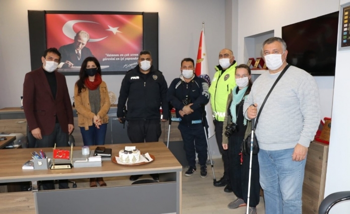 Ayvalık Polisi’nden gazetecilere pastalı jest