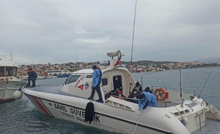 Ayvalık’ta 13 düzensiz göçmen kurtarıldı