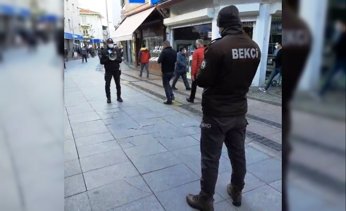 Ayvalık’ta çarşı ve mahalle bekçilerinden megafonla Covid19 uyarısı