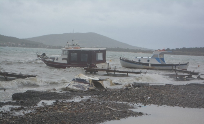 Ayvalık’ta şiddetli yağış ve lodos hayatı olumsuz etkiledi