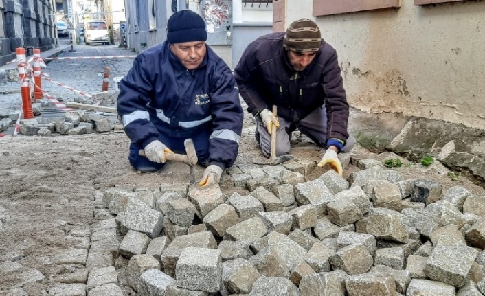 Ayvalık’ta tarihi kent sokaklarına zar taşı