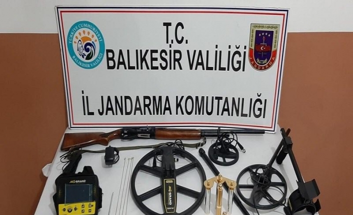 Balıkesir’de izinsiz kazıda 3 lahit ele geçirildi