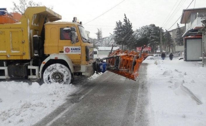 Balıkesir’de kar yağışı nedeniyle 225 kırsal mahalle yolu kapandı