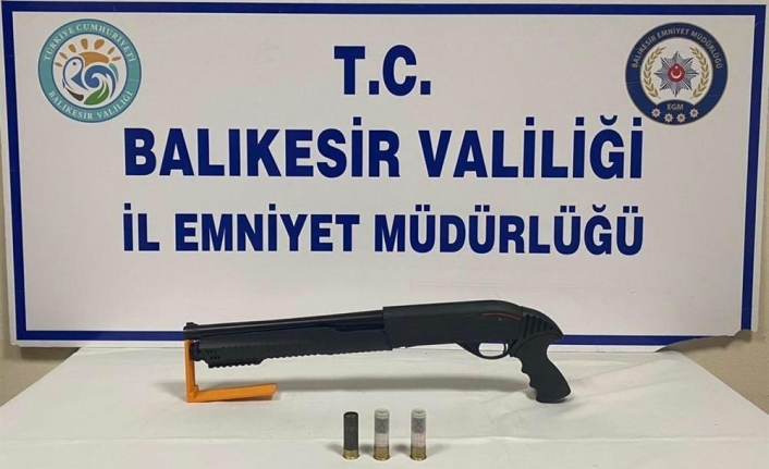 Balıkesir’de polis 12 aranan kişiyi yakaladı