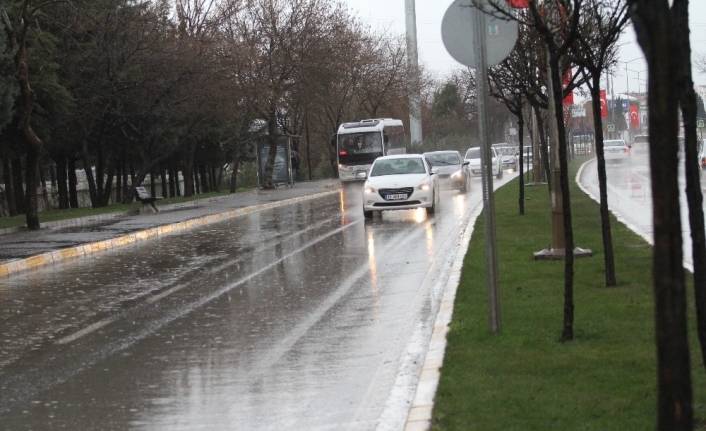 Balıkesir’de şiddetli yağış etkili oldu