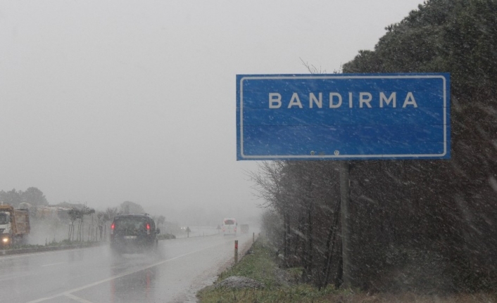 Bandırma’nın yüksek kesimlerinde kar yağışı etkili oldu