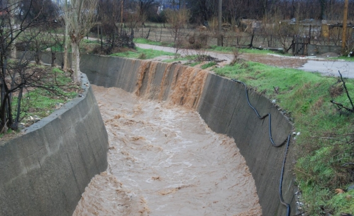 Bayramiç’te şiddetli yağış hayatı felç etti