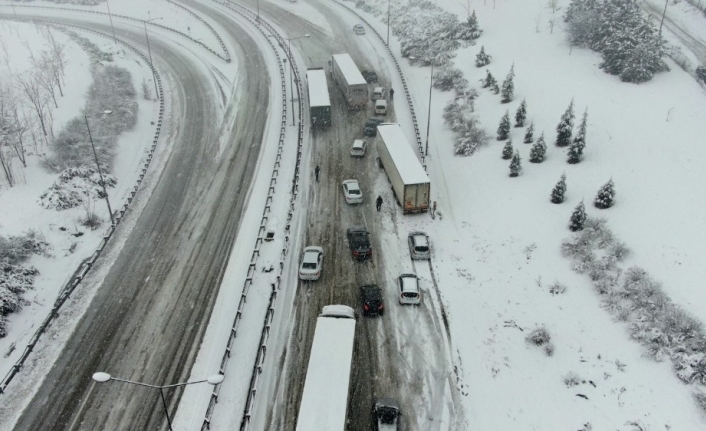 Bursa-İzmir otobanı kar yağışı sebebiyle trafiğe kapandı