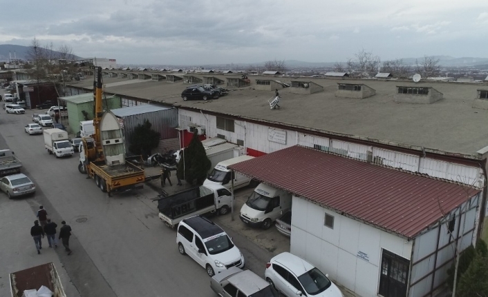 Bursa’da 1 kişinin yaralandığı 20 iş yeri ve 12 aracın zarar gördüğü anlar güvenlik kamerasına yansıdı