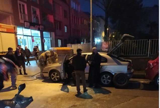 Bursa’da alev alan otomobili mahalle sakinleri söndürdü