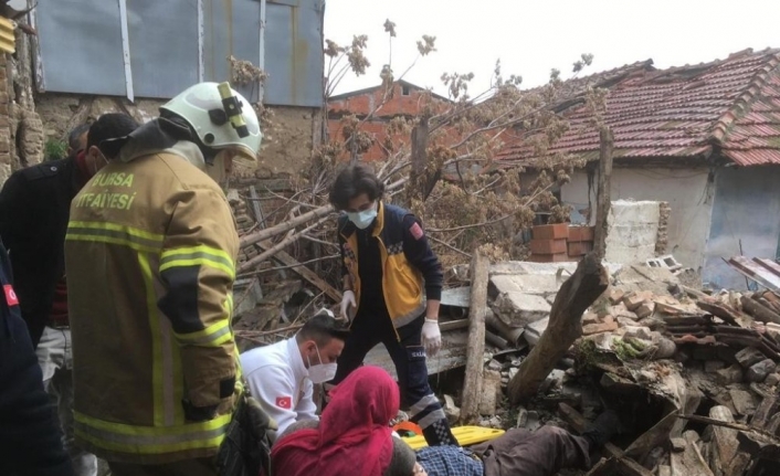 Bursa’da göçen evin altında kalan adamı itfaiye kurtardı