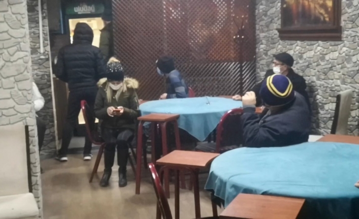 Bursa’da kısıtlamada alkollü kumar oyununa polis baskını