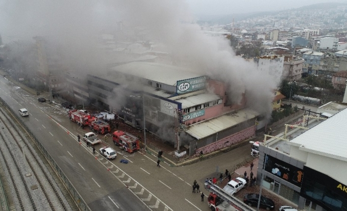 Bursa’da mobilya fabrikasındaki yangın drone ile görüntülendi