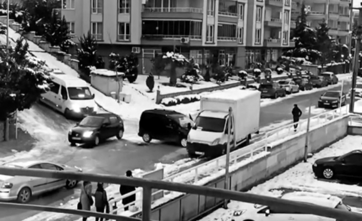 Bursa’da otomobillerin buz dansı...Kamyonete böyle çarptılar
