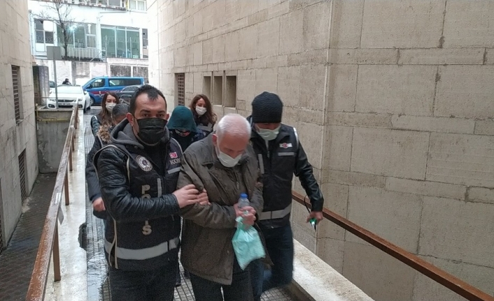 Bursa’da şantaj ve tehdit iddiasıyla yakalanan 5 şüpheli tutuklandı