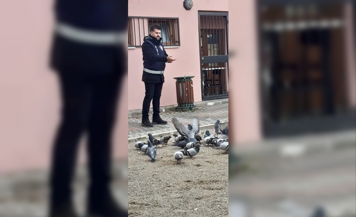 Bursa’da sokak hayvanlarına polisten şefkat eli