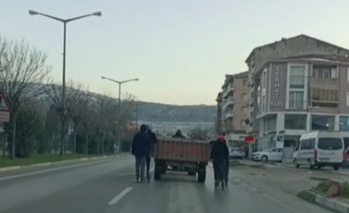 Bursa’da traktöre takılan patenci çocukların tehlikeli yolculuğu kameralara yansıdı