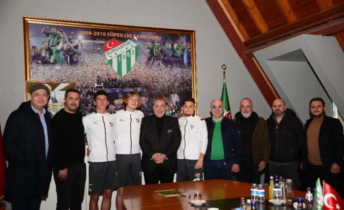 Bursaspor, altyapısına yatırım yapmaya devam ediyor - Üç futbolcuya profesyonel imza attırıldı