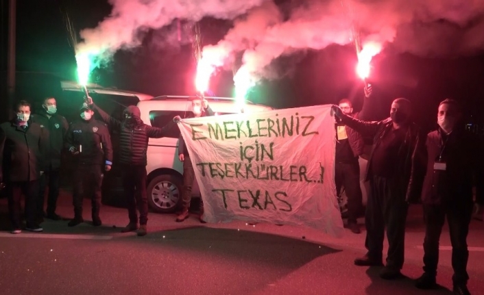 Bursaspor taraftarından polis ekiplerine meşaleli destek