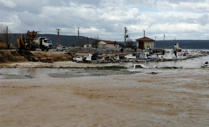 Çanakkale’de Kepez deresi taştı, iki tekne battı