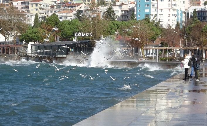 Çanakkale’de şiddetli lodos etkili oluyor