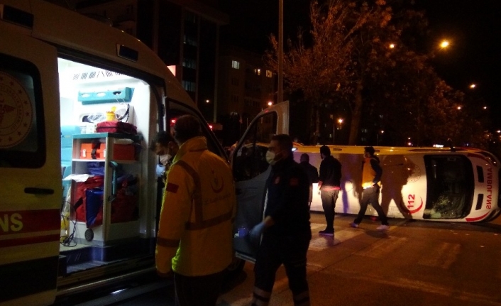 Çanakkale’de ticari taksi ile ambulans çarpıştı: 5 yaralı