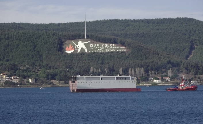 Dev geminin yarısı Çanakkale Boğaz’dan geçti