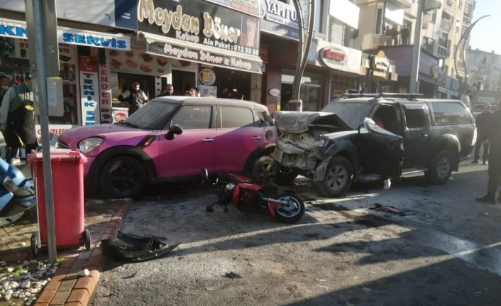 Direksiyonda rahatsızlandı, araçlara çarparak durabildi: 4 yaralı