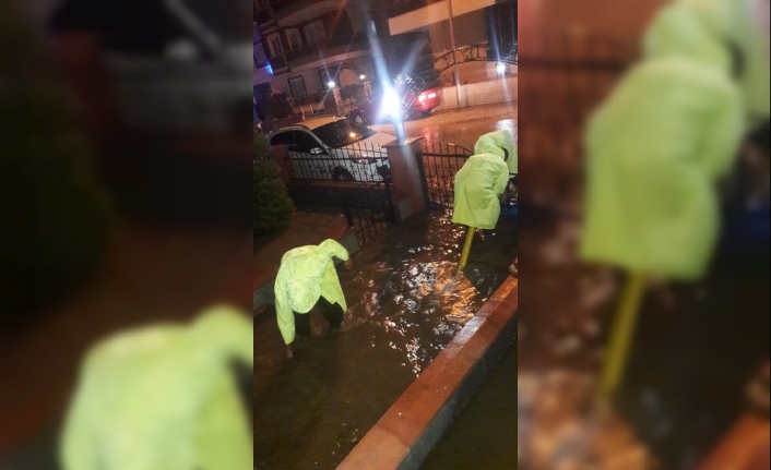 Edremit’te sağanak yağış hayatı olumsuz etkiledi