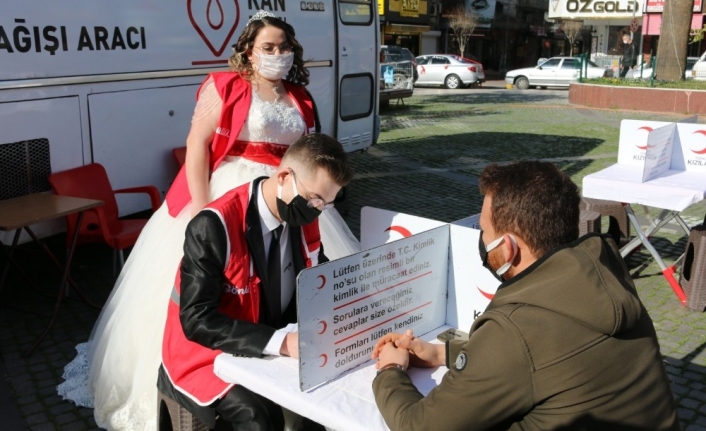 Gelinlik ve damatlığı ile gelip kan bağış aracında hizmet verdiler