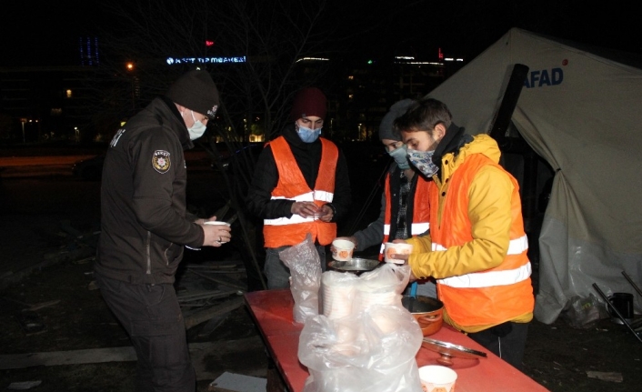 Hasarlı binalarda nöbet tutan bekçilere çorba ikramı