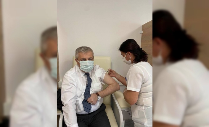 İl Sağlık Müdürü Dr.Yavuzyılmaz, aşının 2. dozunu yaptırdı.