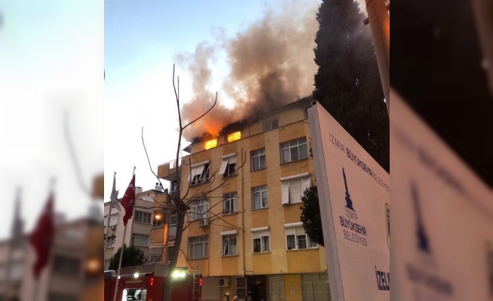 İzmir’de bina alev alev yandı
