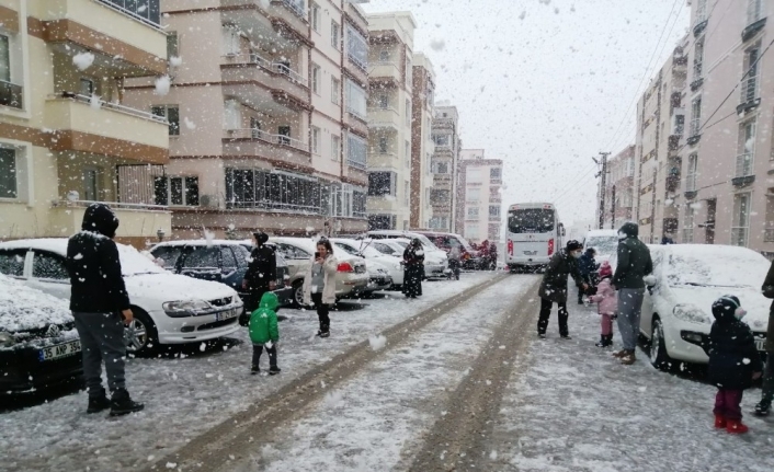 İzmir’de kar sevinci