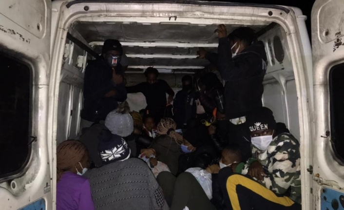 İzmir’de Kongo uyruklu 25 göçmen yakalandı