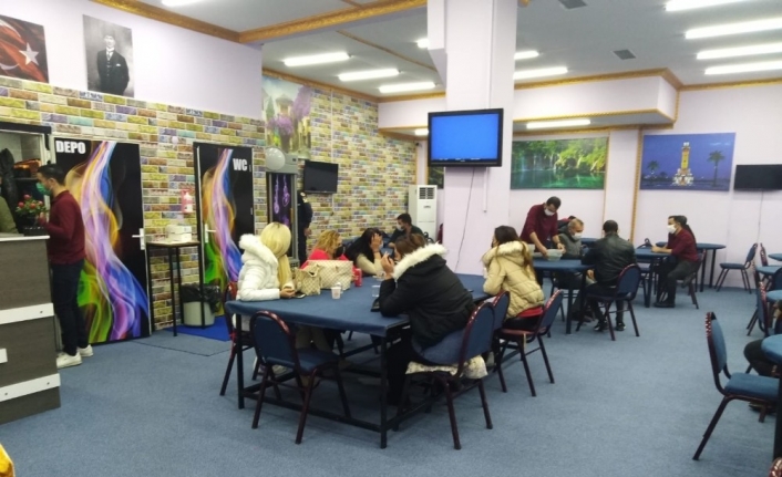 İzmir’de kumarhane baskını, 52 kişiye 343 bin TL ceza