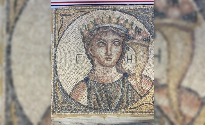 İzmir’de Roma dönemine ait olduğu değerlendirilen 2 bin yıllık mozaik ele geçirildi