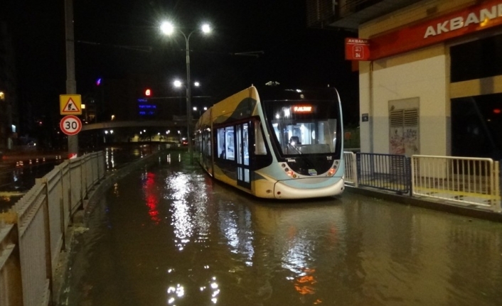 İzmir’de sağanak yağışın bilançosu: 212 iş yeri ve haneyi su bastı