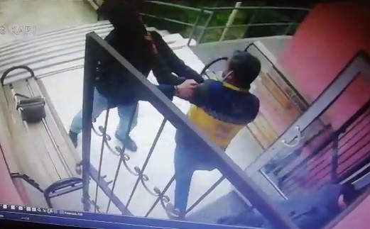 İzmir’de sağlık personeline saldırı anı kamerada