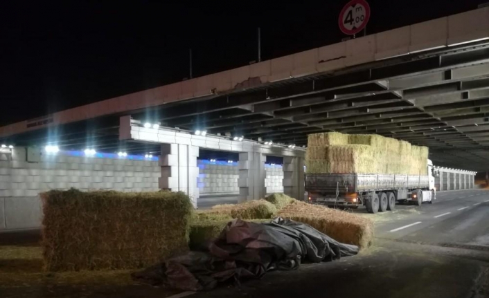 İzmir’de saman yüklü TIR alt geçide sıkıştı