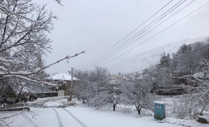 İzmir’deki Bozdağ’da kar sevinci