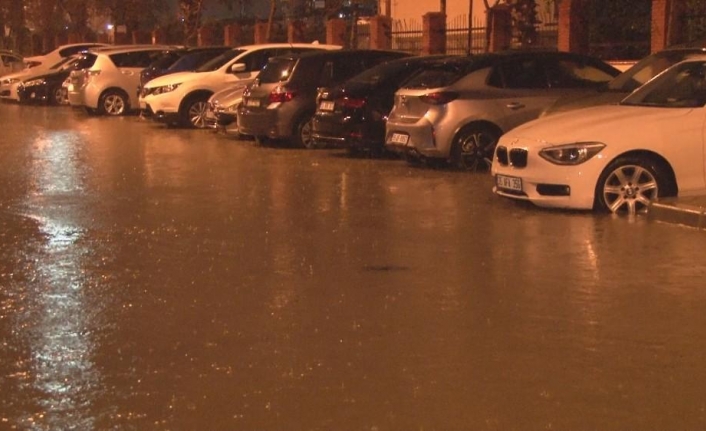 İzmir’i sağanak ve fırtına vurdu: Caddeler göle döndü, ağaçlar devrildi