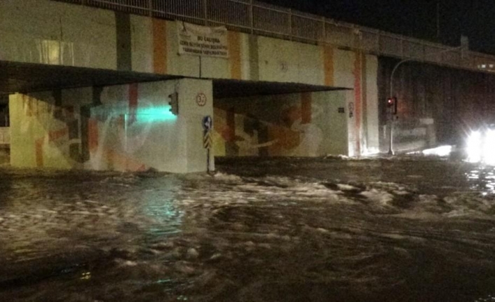 İzmir’i sağanak vurdu: Araçlar sürüklendi, birçok evi su bastı