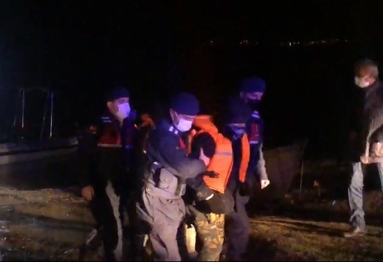 Jandarmadan gecenin karanlığında gölün ortasında balıkçı kurtarma operasyonu