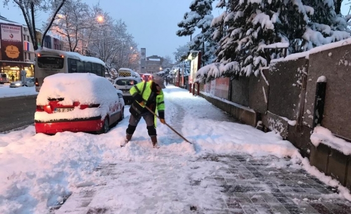 Kaldırımlar kar ve buzdan temizleniyor